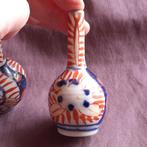 JAPAN: Twee Kleine Imari Vaasjes, Verzenden