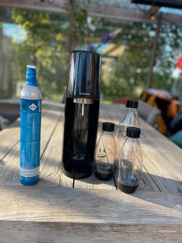 SodaStream bruiswatertoestel met cilinder en flessen beschikbaar voor biedingen