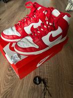 Nike Dunk High Rood Wit Maat 43, Kleding | Heren, Schoenen, Ophalen of Verzenden, Gedragen, Overige kleuren, Sneakers of Gympen