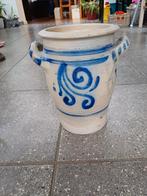 Oude aardewerk pot met blauwe decoratie, Ophalen