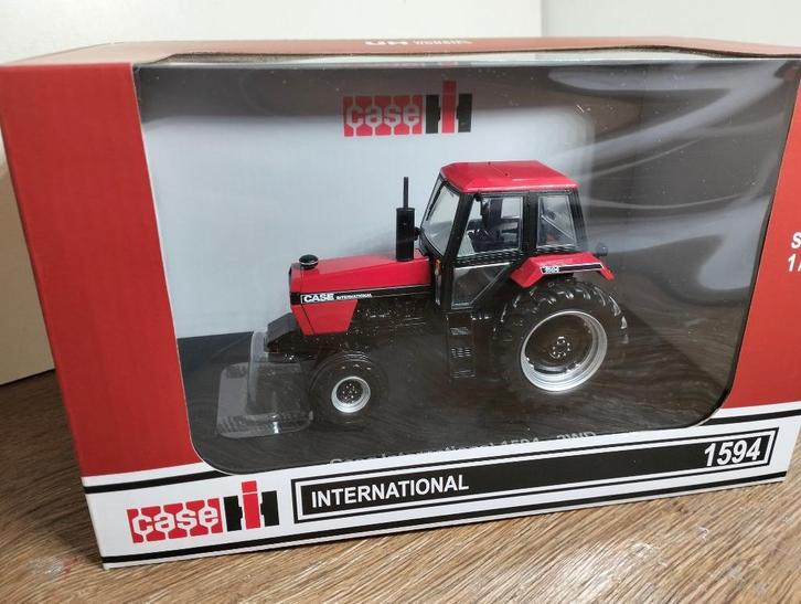 Te koop UH Case IH 1594 2-WD., Hobby en Vrije tijd, Modelauto's | 1:32, Nieuw, Tractor of Landbouw, Universal Hobbies, Ophalen of Verzenden