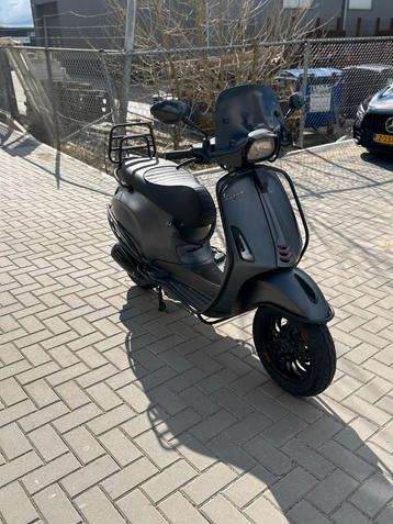 Vespa Sprint Matgrijs Black Pack beschikbaar voor biedingen