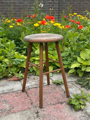 Vintage houten krukje jaren 60/70 beschikbaar voor biedingen