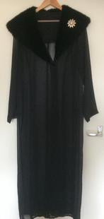 Lange Gala Jas met Broche maat 44, Kleding | Dames, Grote Maten, Ophalen of Verzenden, Zo goed als nieuw, Zwart, Jas of Mantel