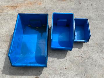 Magazijn bakken 3 types / maten blauw grijpbakken stapelbaar beschikbaar voor biedingen