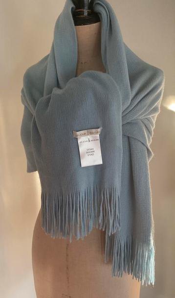 PRACHTIGE ZACHTE SHAWL UN JOUR AILLEURS. beschikbaar voor biedingen