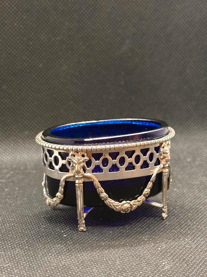Antiek Louis XVI zoutvaatje met origineel blauw kobalt blauw, Antiek en Kunst, Antiek | Goud en Zilver, Zilver, Ophalen of Verzenden