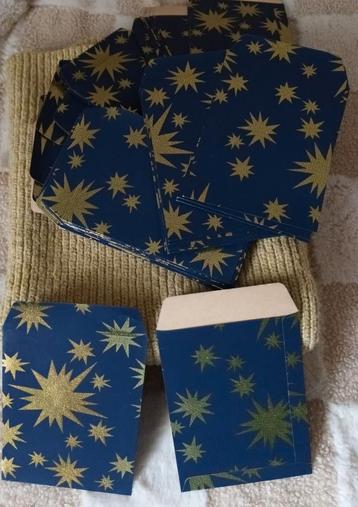Kerstmis kado verpakking papieren zakjes met gouden sterren  beschikbaar voor biedingen