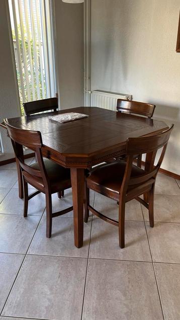 Eettafel Vierkant met 4 Stoelen beschikbaar voor biedingen
