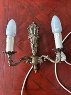 Barokke Wandlamp van messing met 2 armen en kapjes, Huis en Inrichting, Lampen | Wandlampen, Ophalen of Verzenden, Gebruikt, Metaal