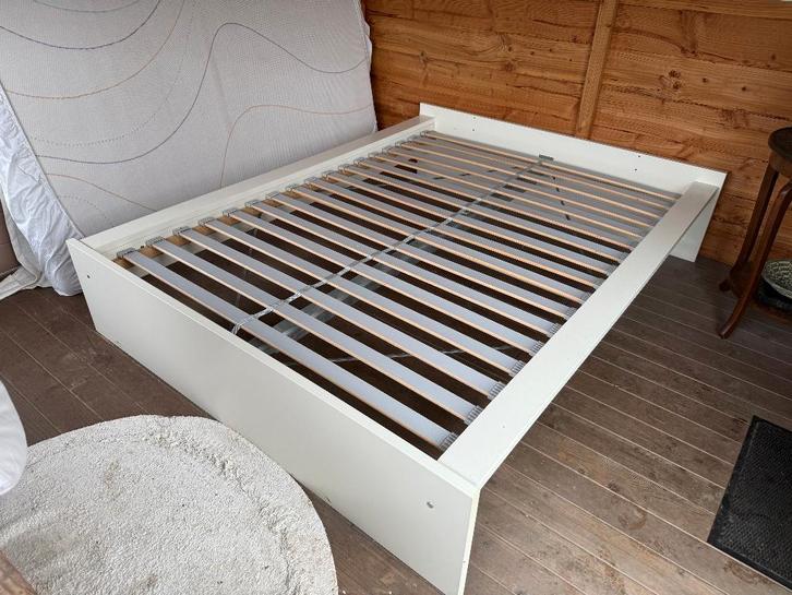 Twijfelaar inclusief matras, Huis en Inrichting, Slaapkamer | Bedden, Gebruikt, Twijfelaar, 140 cm, 200 cm, Hout, Wit, Ophalen