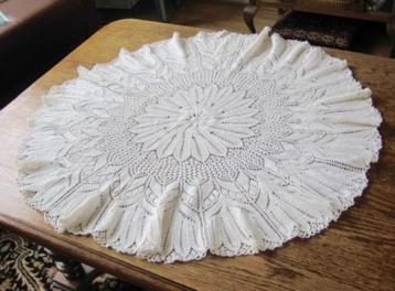 KUNSTIG ,HEEL MOOI MET FIJNE STEEK GEBREID ROND KLEEDJE , beschikbaar voor biedingen