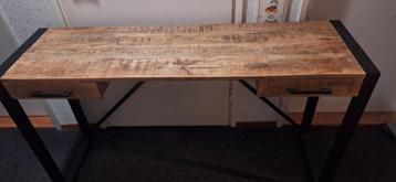 Houten bureau  beschikbaar voor biedingen