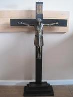 crucifix.Hoog 82 cm. Consol 28/16 cm. Zwart, zwaar hout., Verzamelen, Religie, Ophalen of Verzenden, Zo goed als nieuw, Beeld(je)