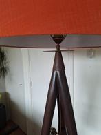 Mooie houten driepoot lamp met oranje kap, Huis en Inrichting, Lampen | Vloerlampen, Ophalen, Hout, Gebruikt, Vintage