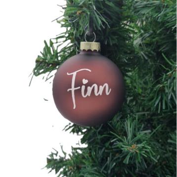 Kerstbal bruin met naam beschikbaar voor biedingen
