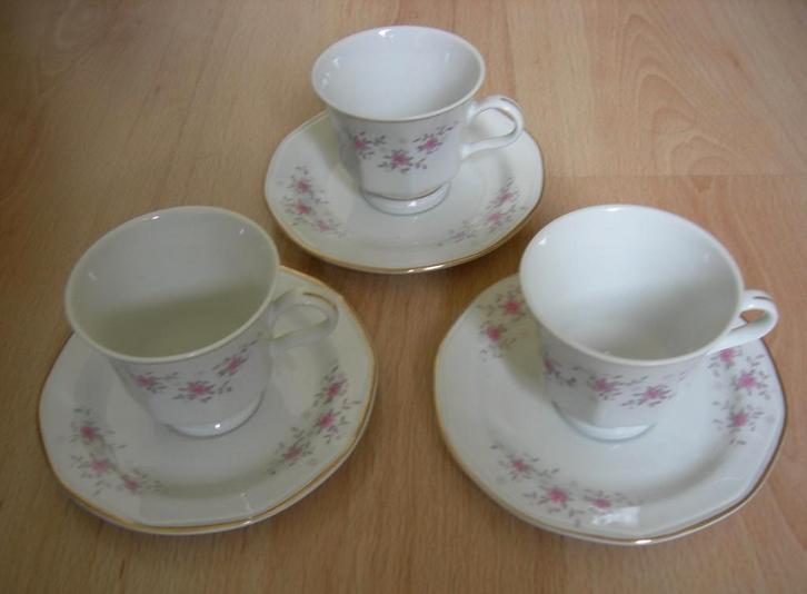 3 Kop en schotels met roosjes motief., Huis en Inrichting, Keuken | Servies, Zo goed als nieuw, Kop(pen) en/of Schotel(s), Overige stijlen