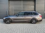 BMW 3-Serie 2.0 320D Touring AUT 2013 Bruin ☀️Panoramadak☀️, Auto's, BMW, Automaat, Achterwielaandrijving, 4 cilinders, Bruin