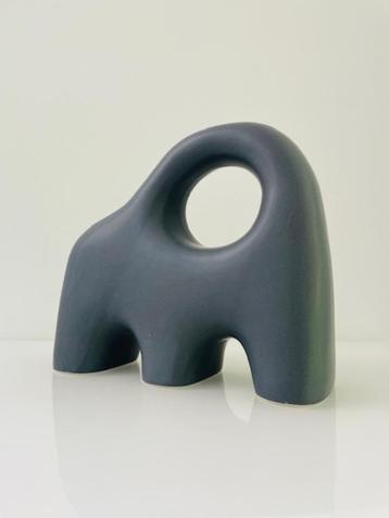 Moderne keramieken sculptuur – minimalistisch design beschikbaar voor biedingen
