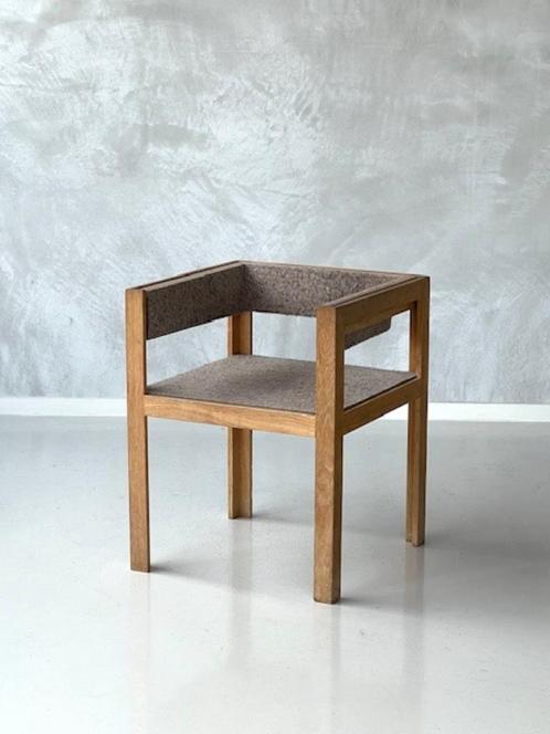 Yusuf Kho eetkamerstoel Houtwerk Hattem design eettafelstoel, Huis en Inrichting, Stoelen, Gebruikt, Eén, Hout, Stof, Grijs, Ophalen of Verzenden