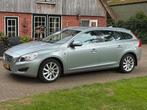 Volvo V60 T3 150pk 2012 electric zilver, leren bekleding, Auto's, Voorwielaandrijving, 1596 cc, 74 €/maand, 4 cilinders