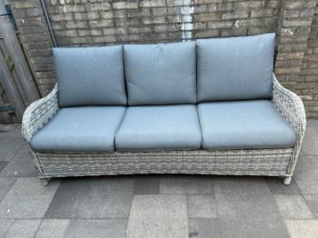 Tuinbank met tafel beschikbaar voor biedingen