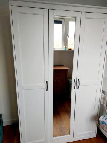 Songesand kledingkast wardrobe 3 doors Ikea spiegel beschikbaar voor biedingen