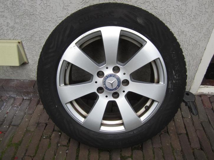 2 sets Mercedes winterbanden 16 " A,B,C klasse, Auto-onderdelen, Banden en Velgen, Banden en Velgen, All Season, 16 inch, 205 mm