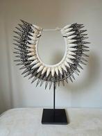 Schelpenketting op standaard Bala uit Bali, Huis en Inrichting, Ophalen of Verzenden, Tropical Home, 6951nk, Nieuw