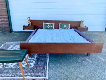 Vintage tweepersoons bed met zwevende nachtkastjes  beschikbaar voor biedingen