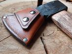 Unieke handbijl hatchet 700 gr. met houtsnijwerk hondekop., Antiek en Kunst, Antiek | Gereedschap en Instrumenten, Ophalen of Verzenden