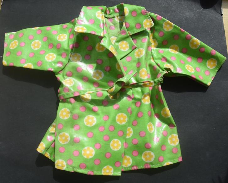 Vrolijke poppen Regenjas groen, roze + geel 60s jasje, Verzamelen, Poppen, Gebruikt, Kleertjes, Ophalen of Verzenden
