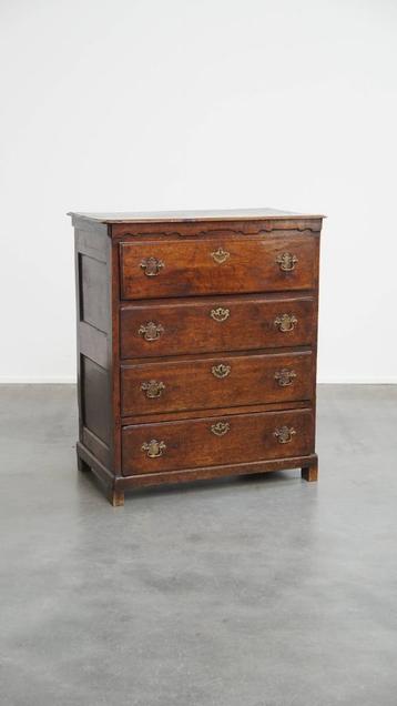 Originele antieke Engelse 18e eeuwse ladekast met 5 lades beschikbaar voor biedingen