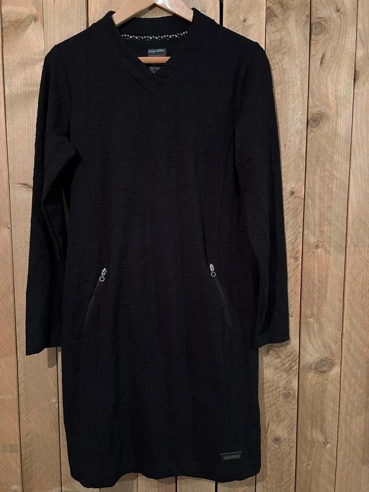 S’Questo mooie zwarte jurk van travelstof, Kleding | Dames, Jurken, Zo goed als nieuw, Maat 38/40 (M), Zwart, Knielengte, Verzenden