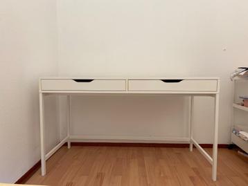 Bureau wit (IKEA) beschikbaar voor biedingen