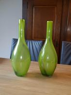 Twee groene glazen vazen 40 cm, Huis en Inrichting, Woonaccessoires | Vazen, Minder dan 50 cm, Groen, Glas, Ophalen of Verzenden