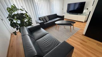 Zwarte leren bankstel - Strak design 2 1/2 en 3 1/2 zits beschikbaar voor biedingen