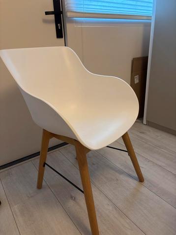 Witte design stoel met houten poten