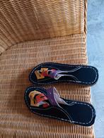 Zwarte sandalen met kleurrijke details, Kleding | Dames, Schoenen, Slippers, Zwart, Ophalen of Verzenden, Onbekend