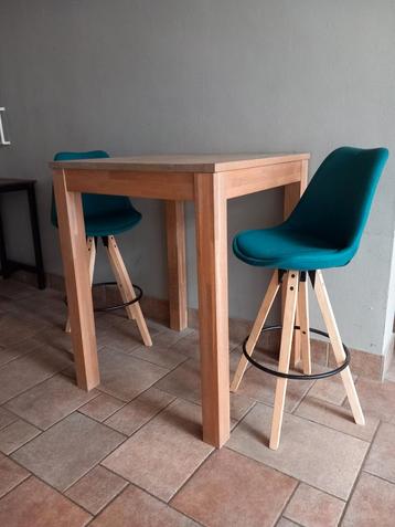 Hoge tafel met hoge stoelen beschikbaar voor biedingen