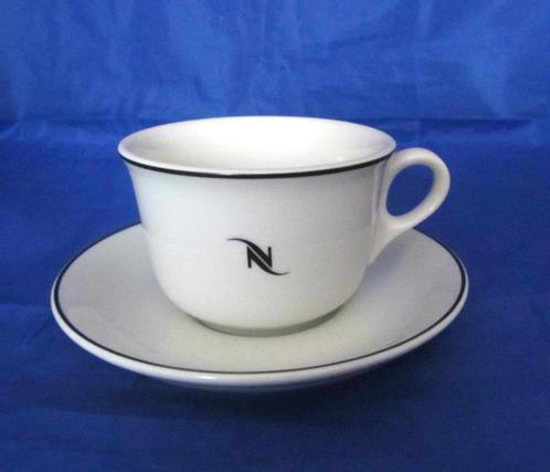 Nespresso cappuccino kop en schotel met zwarte rand, Huis en Inrichting, Keuken | Servies, Zo goed als nieuw, Kop(pen) en/of Schotel(s)