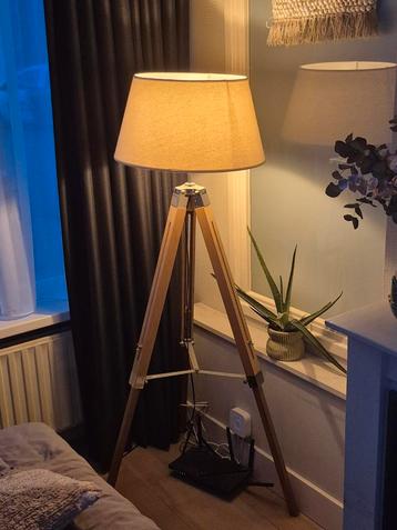 Staande lamp driepoot beschikbaar voor biedingen