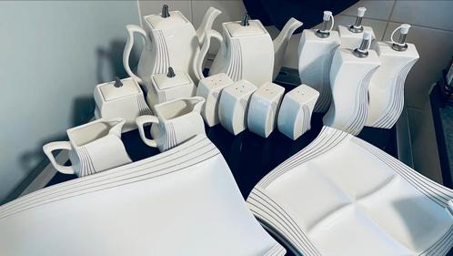 Servies 68 delig, wit met zilverkleurige randen., Huis en Inrichting, Keuken | Servies, Zo goed als nieuw, Bord(en), Overige stijlen