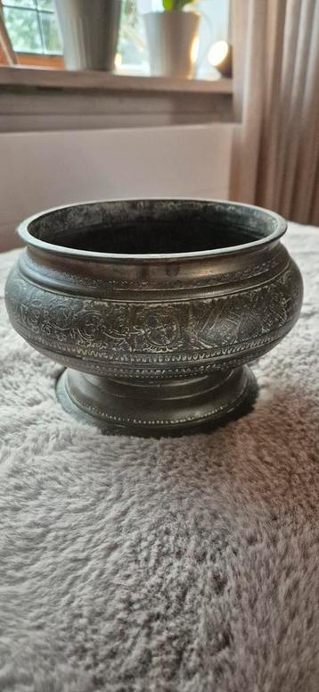 Bronzen Schaal met Decoratie beschikbaar voor biedingen