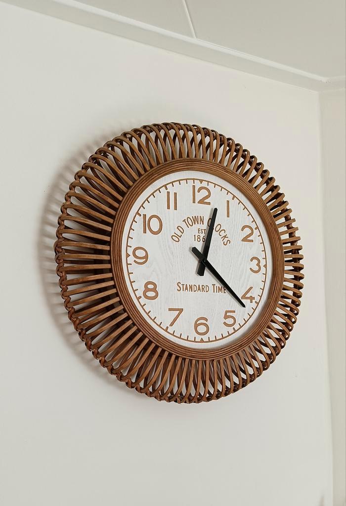 Rotan Wandklok - Stijlvol en Tijdloos!, Huis en Inrichting, Woonaccessoires | Klokken, Zo goed als nieuw, Wandklok, Analoog, Ophalen