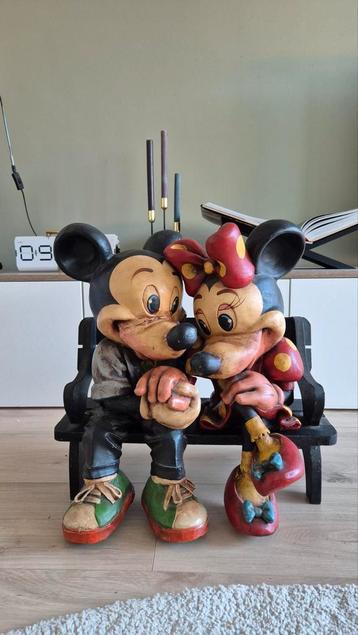 Houten Mickey en Minnie Mouse beschikbaar voor biedingen