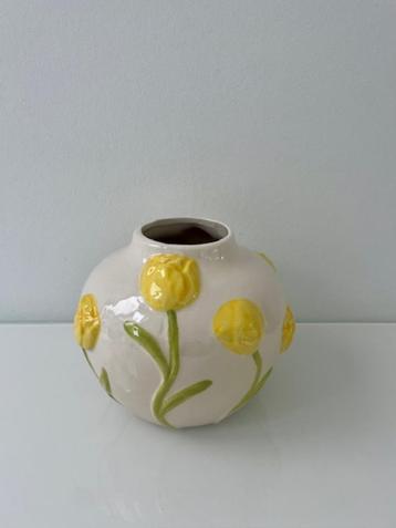 Handbeschilderde vaas met tulpenreliëf beschikbaar voor biedingen