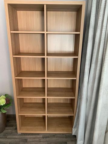 Boekenkast beschikbaar voor biedingen