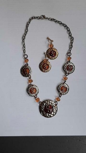 Ketting met oorbellen set beschikbaar voor biedingen