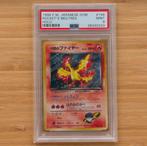 PSA 9 - Rocket’s Moltres Holo - 1998 Pokémon Japanese Gym, Ophalen of Verzenden, Nieuw, Losse kaart, Foil